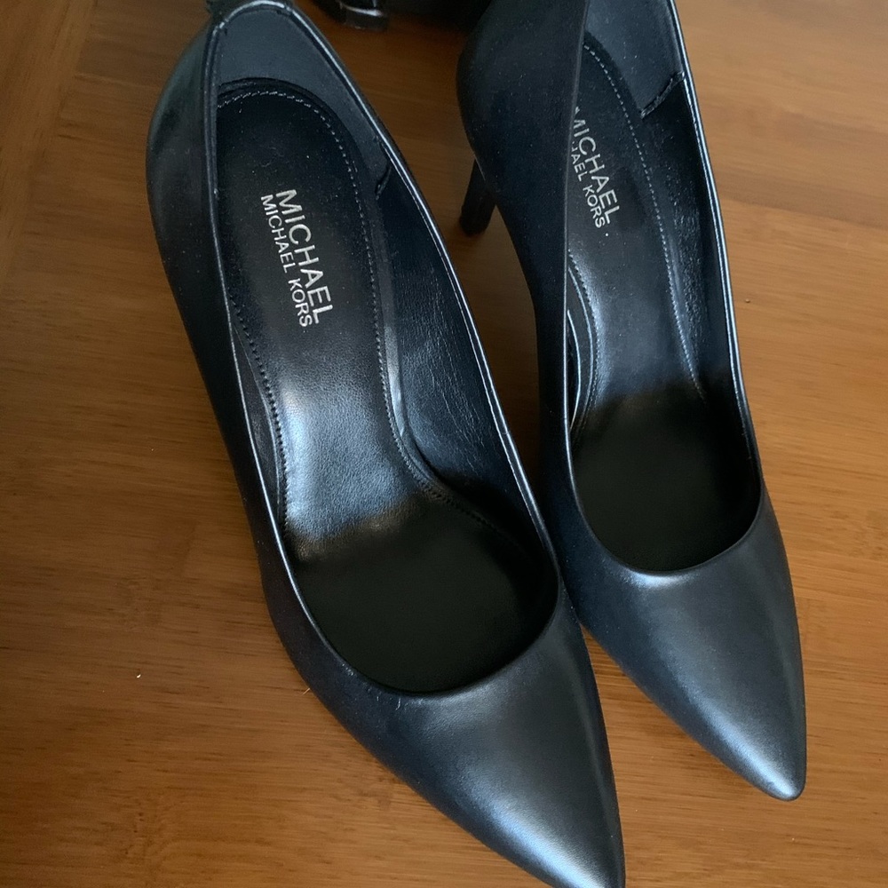 Michael Kors 5.5 Black Leather Pumps Never Worn!